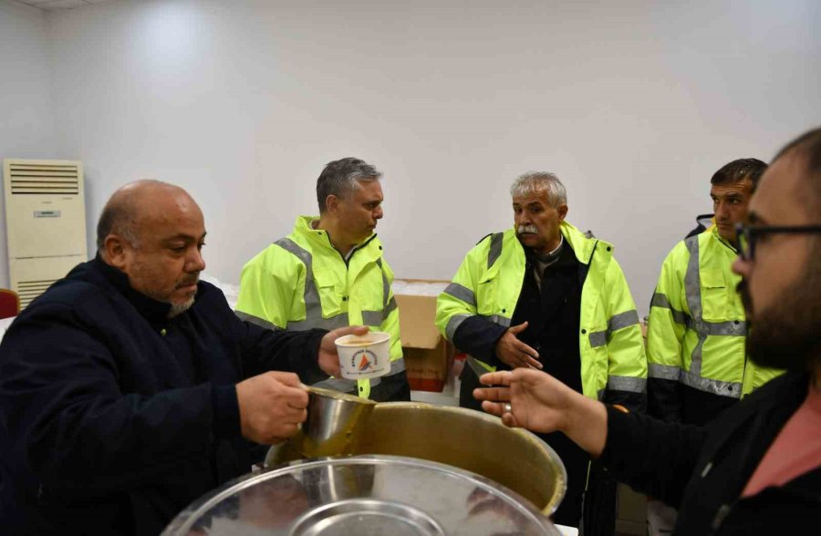 Muratpaşa’da Aşevinden Sel Ve Su Baskını Mağdurlarına Sıcak Yemek Desteği