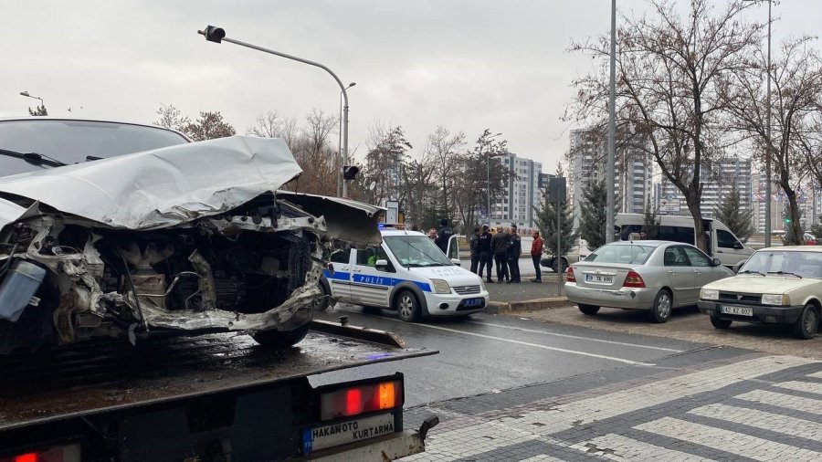 3 Araç Kaza Yaptı, Savrulan Aracın Çarptığı Yaya Ağır Yaralandı