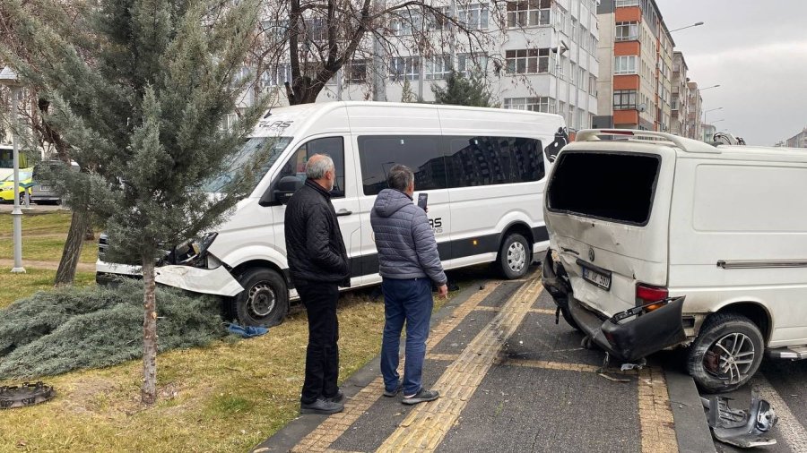 3 Araç Kaza Yaptı, Savrulan Aracın Çarptığı Yaya Ağır Yaralandı