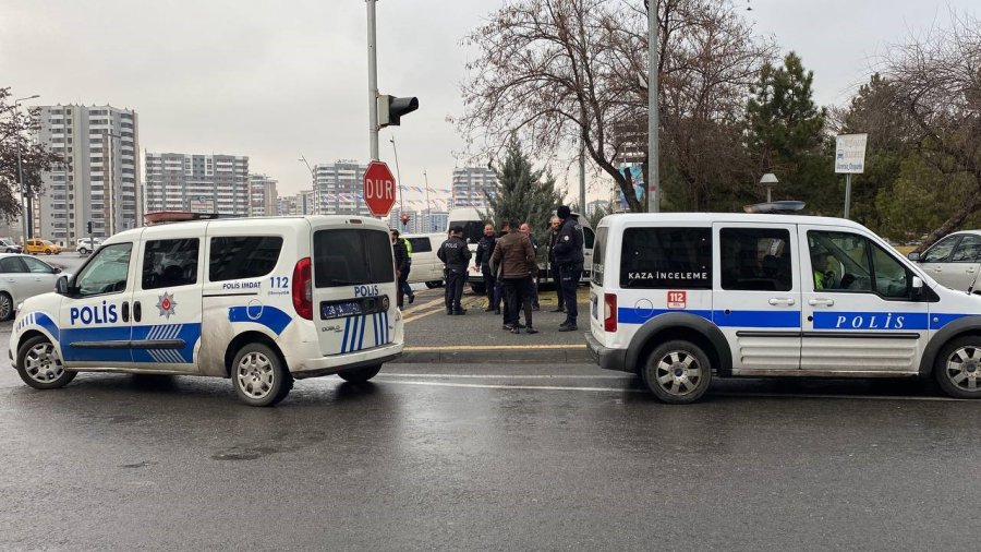 3 Araç Kaza Yaptı, Savrulan Aracın Çarptığı Yaya Ağır Yaralandı