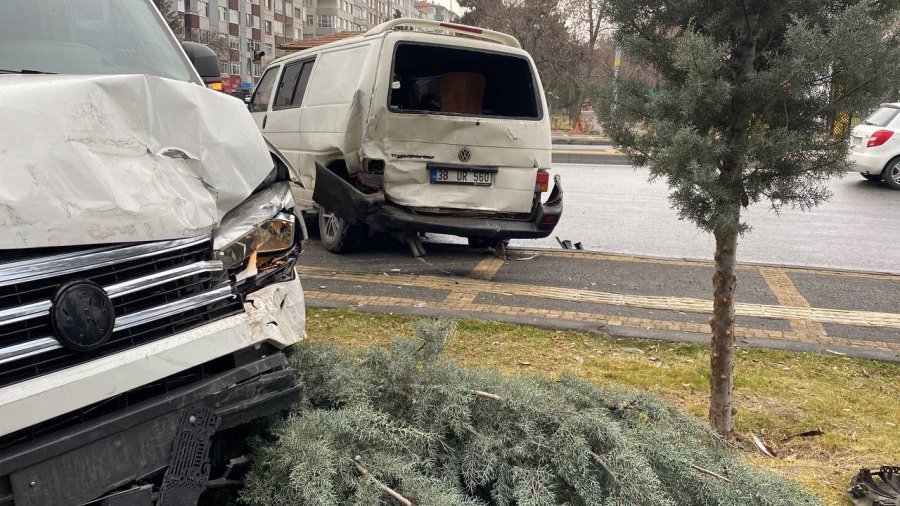 3 Araç Kaza Yaptı, Savrulan Aracın Çarptığı Yaya Ağır Yaralandı