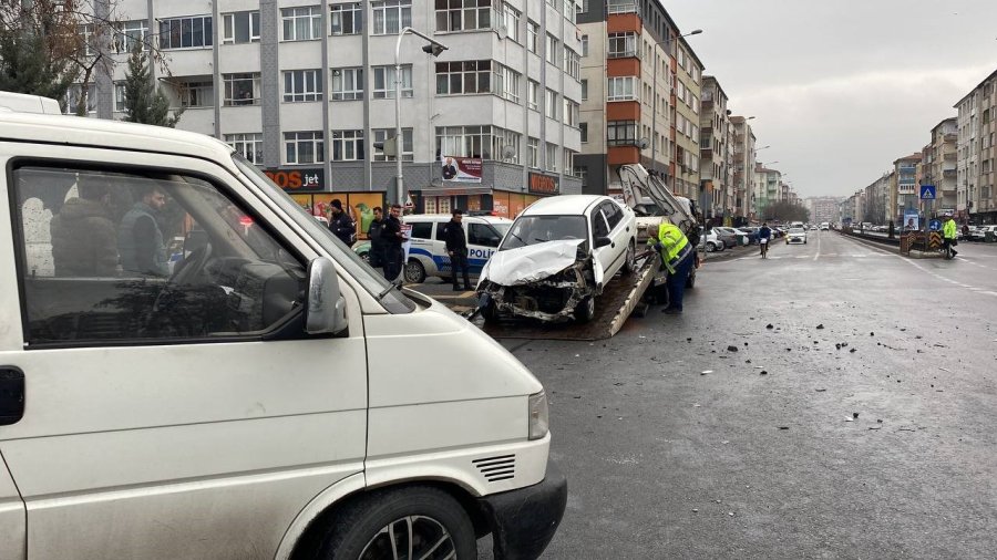 3 Araç Kaza Yaptı, Savrulan Aracın Çarptığı Yaya Ağır Yaralandı