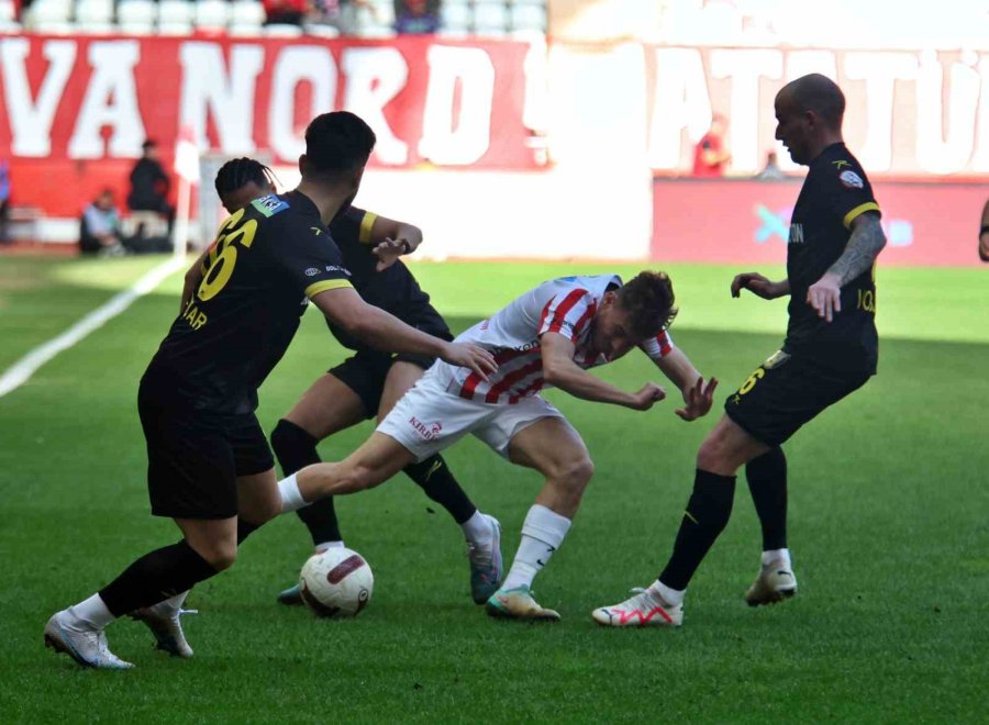 Trendyol Süper Lig: Antalyaspor: 2 - İstanbulspor: 0 (ilk Yarı)