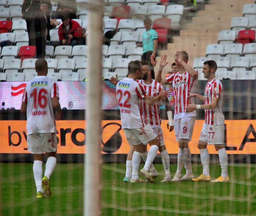 Trendyol Süper Lig: Antalyaspor: 2 - İstanbulspor: 0 (ilk Yarı)