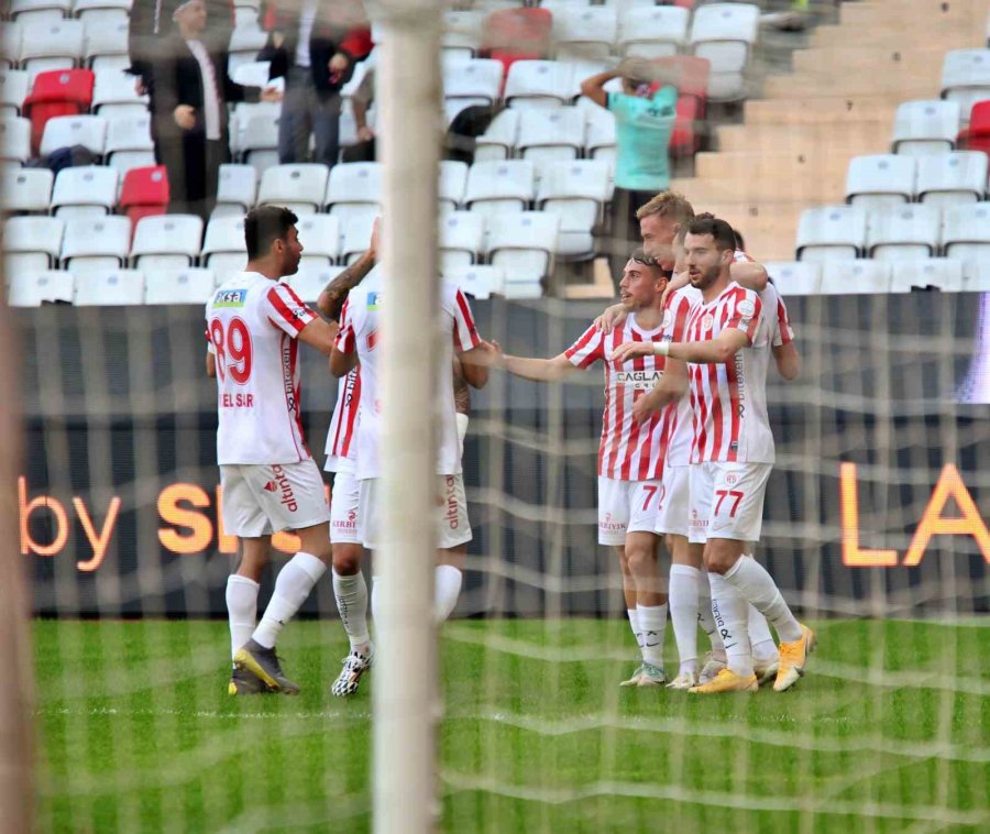 Trendyol Süper Lig: Antalyaspor: 2 - İstanbulspor: 0 (ilk Yarı)