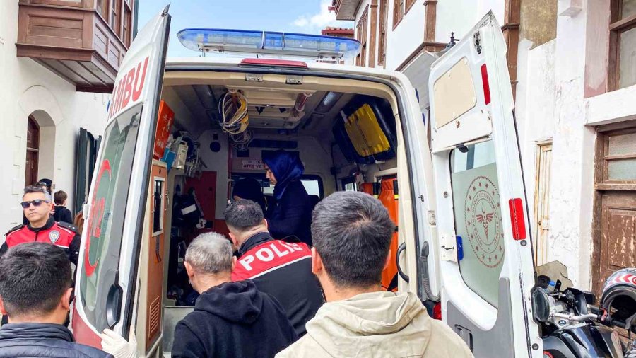 Ticari Taksi Ve Motosiklet Sürücüsü Arasında Yol Verme Kavgası: 1 Yaralı