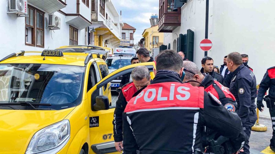 Ticari Taksi Ve Motosiklet Sürücüsü Arasında Yol Verme Kavgası: 1 Yaralı