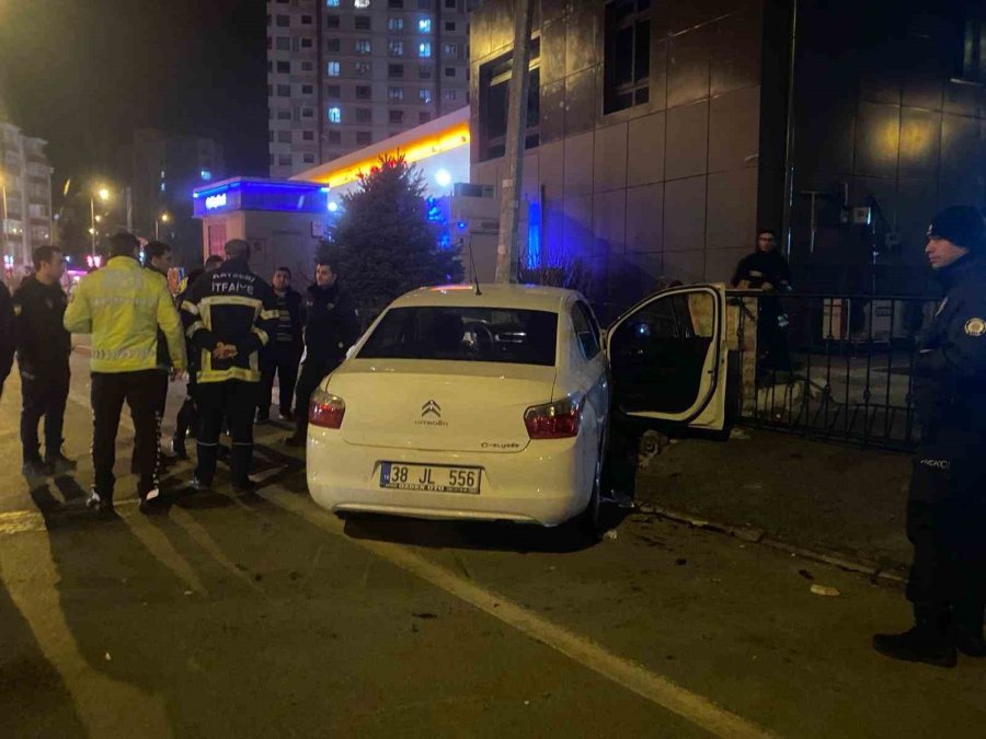 Kayseri’de Otomobil Direğe Çarptı: Anne Ve Kızı Yaralandı