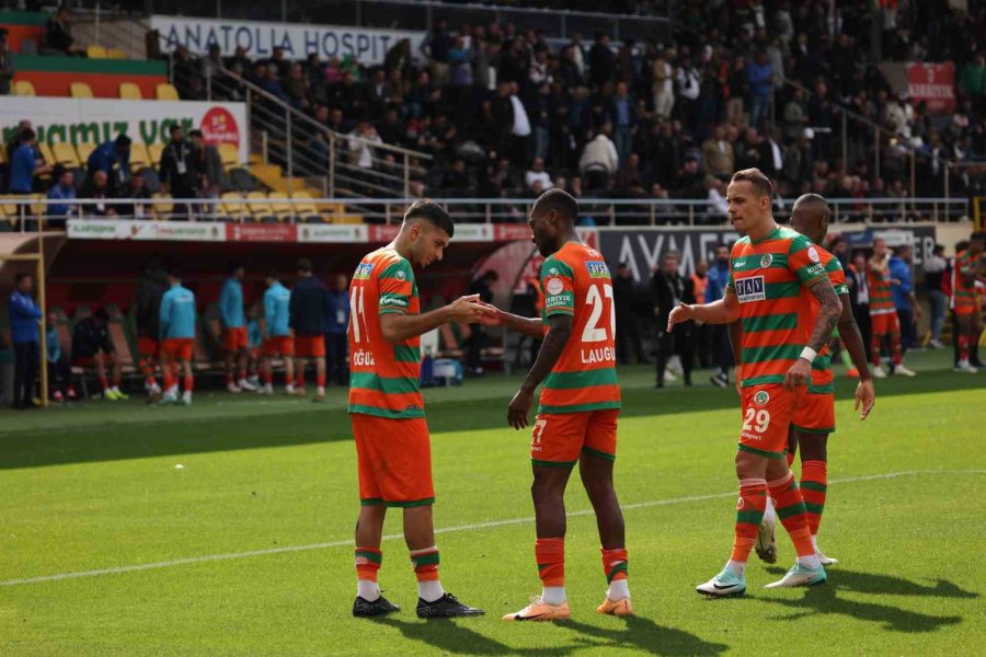 Trendyol Süper Lig: Alanyaspor: 2 - Adana Demirspor: 0 (ilk Yarı)