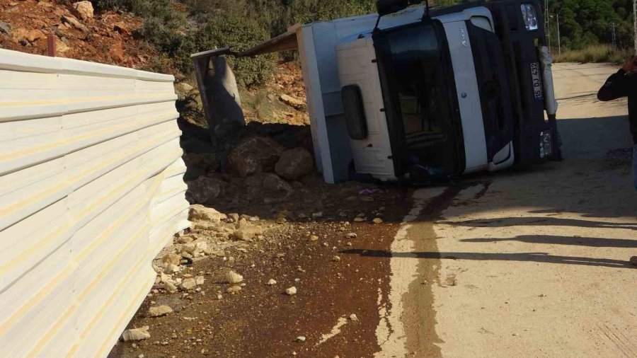 Alanya’da Taş Yüklü Kamyon Yan Yattı