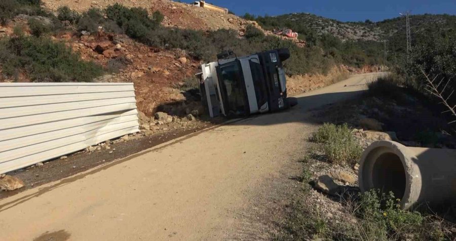 Alanya’da Taş Yüklü Kamyon Yan Yattı