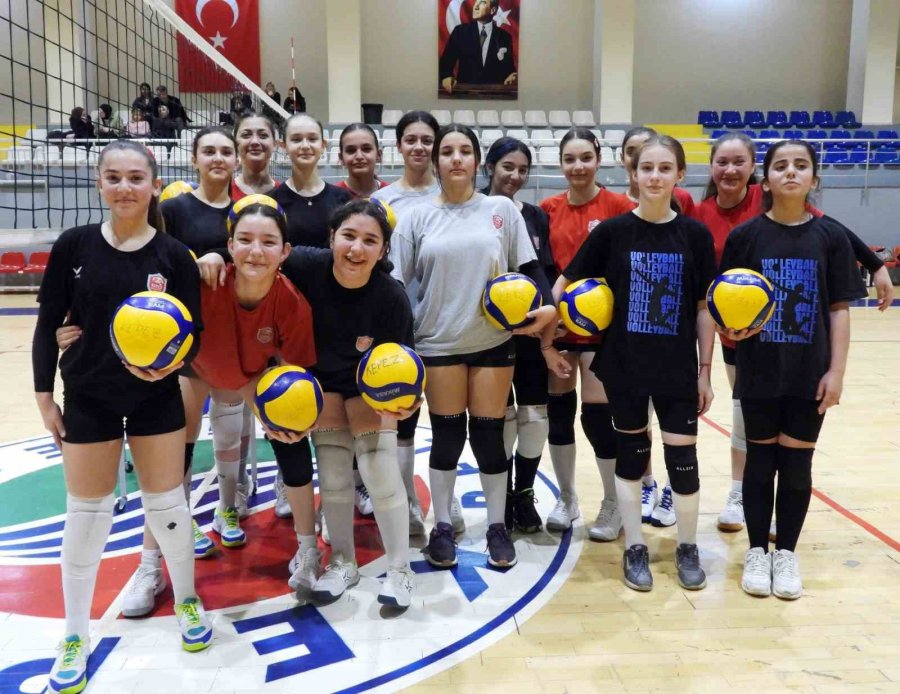 Kepez’in Voleybol Jenerasyonu Parlıyor