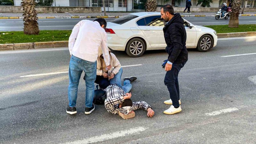 Yerde Uzun Süre Yatan Yaralının Başının Altına Kaldırım Taşı Koydular