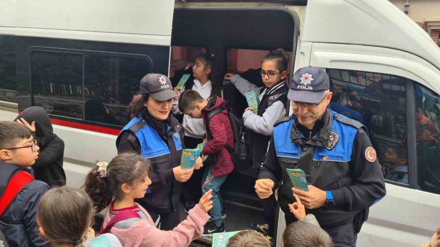 Öğrenciler Serviste Güvenli Yolculuk Hakkında Bilgilendirildi