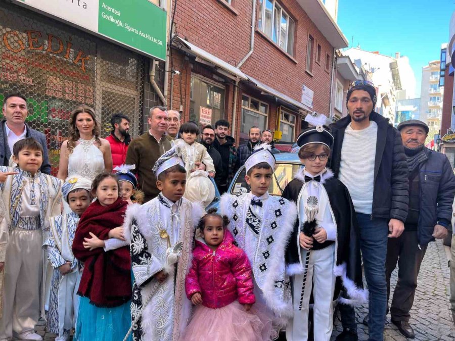 Kimsesiz Ve Depremzede Çocuklar İçin Toplu Sünnet Şöleni Gerçekleştirildi