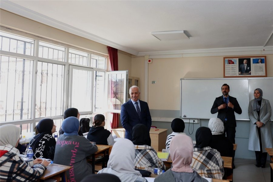 Başkan Gültak’tan Üniversite Sınavına Hazırlanan Öğrencilere Destek