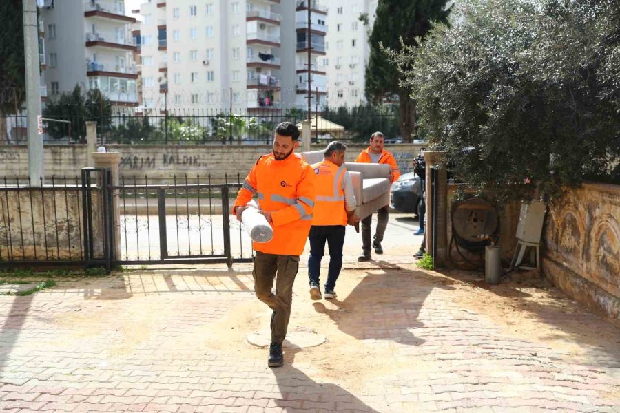 Antalya Büyükşehir’den Selzedelere Eşya Yardımı