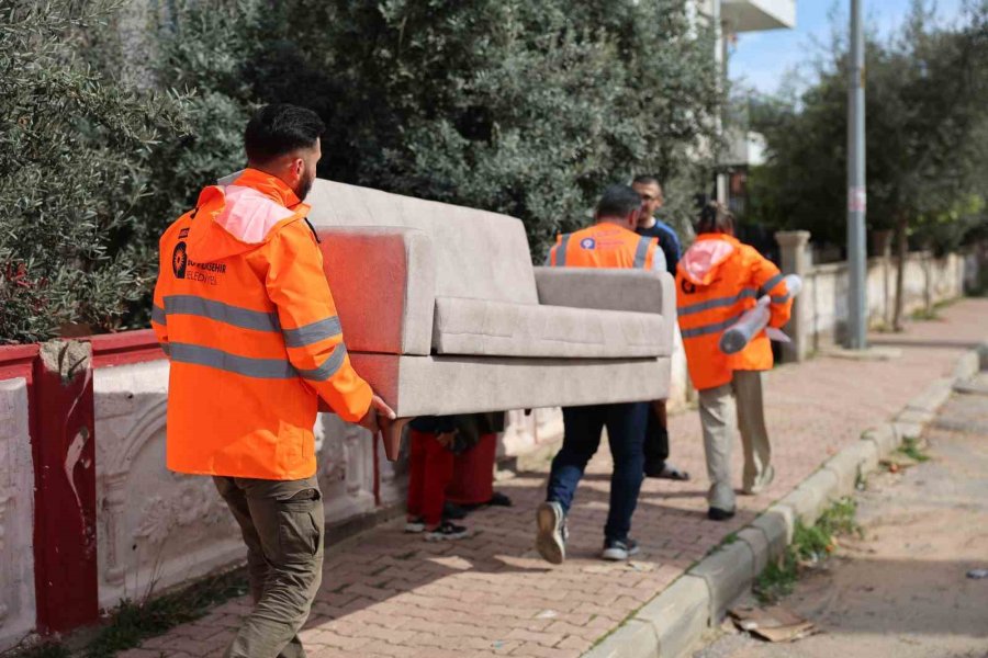 Antalya Büyükşehir’den Selzedelere Eşya Yardımı