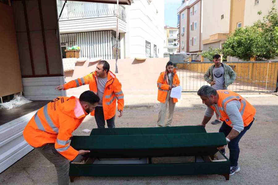 Antalya Büyükşehir’den Selzedelere Eşya Yardımı