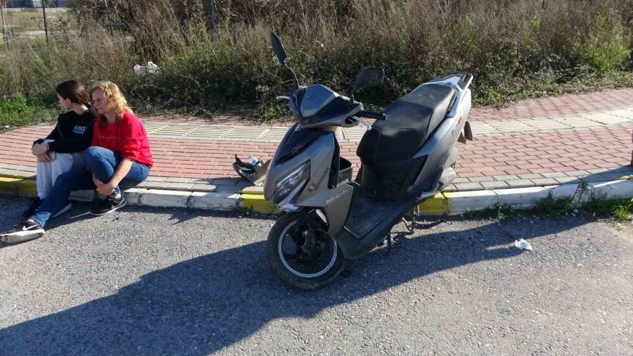 Otomobil İle Motosikletin Çarpıştığı Kaza Kamerada