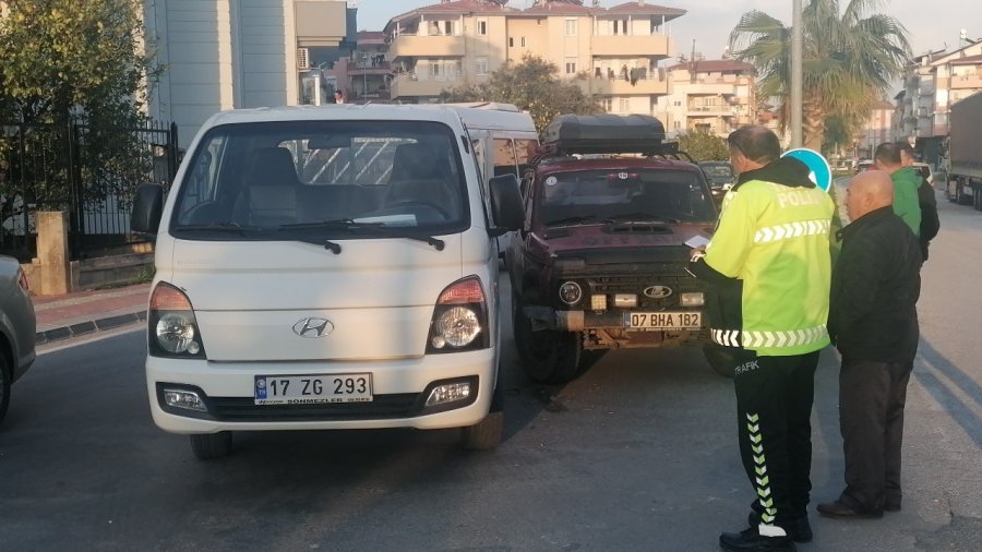 Antalya’da Kamyonet İle Otomobil Çarpıştı: 1 Yaralı