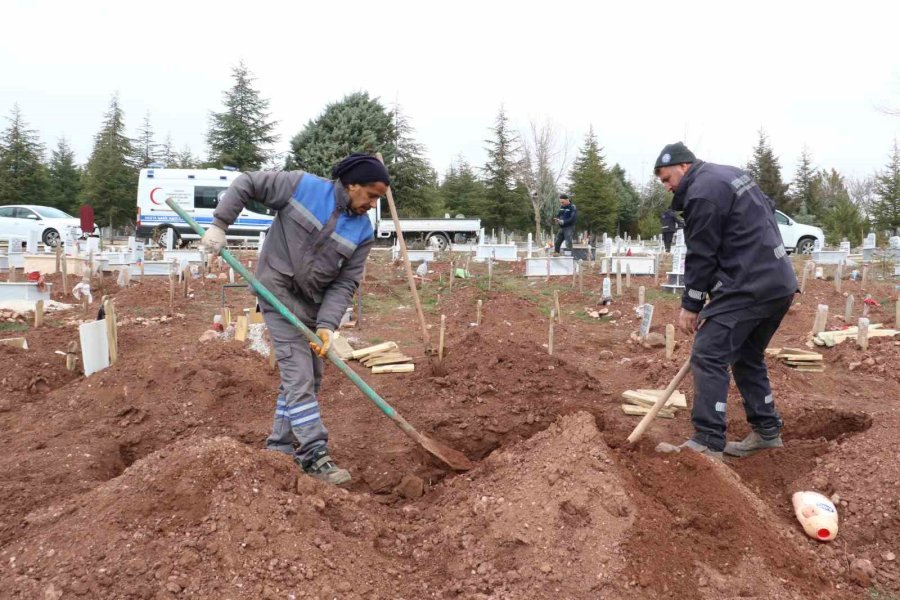 Eskişehir’de Şehir Çöplüğünde Ölü Bulunan Bebek Defnedildi