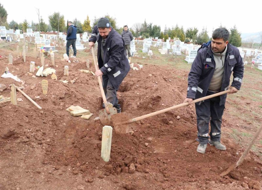 Eskişehir’de Şehir Çöplüğünde Ölü Bulunan Bebek Defnedildi