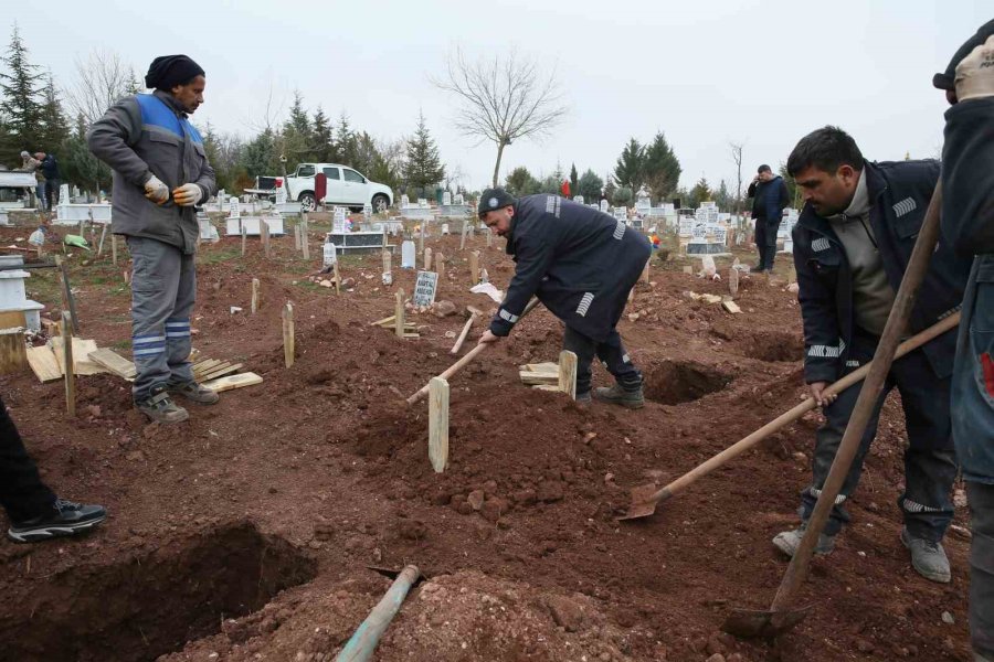 Eskişehir’de Şehir Çöplüğünde Ölü Bulunan Bebek Defnedildi