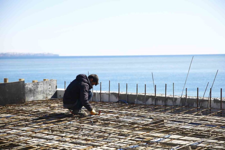 Konyaaltı Sahili’nde Hummalı Çalışma Sürüyor