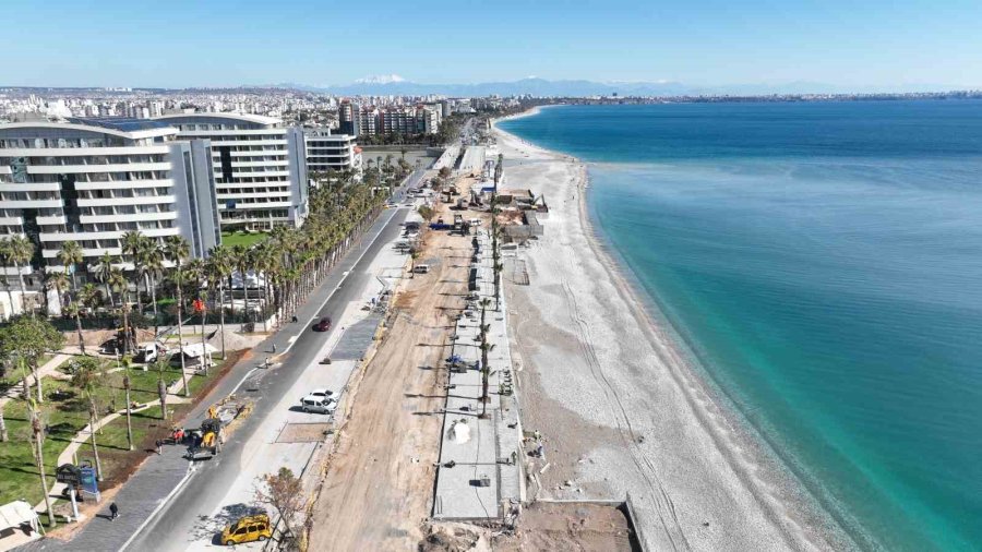 Konyaaltı Sahili’nde Hummalı Çalışma Sürüyor