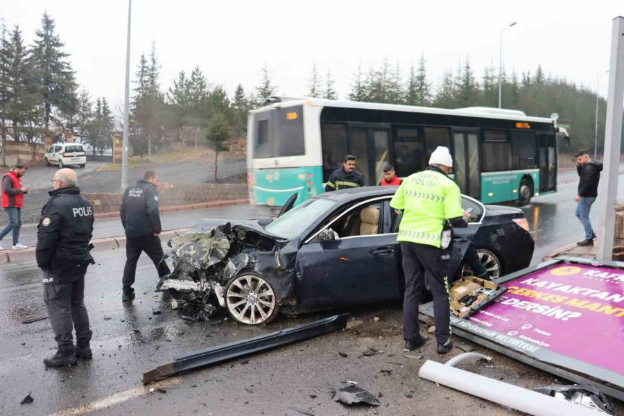 Otomobil İstinat Duvarına Çarptı: 2’si Ağır 4 Yaralı