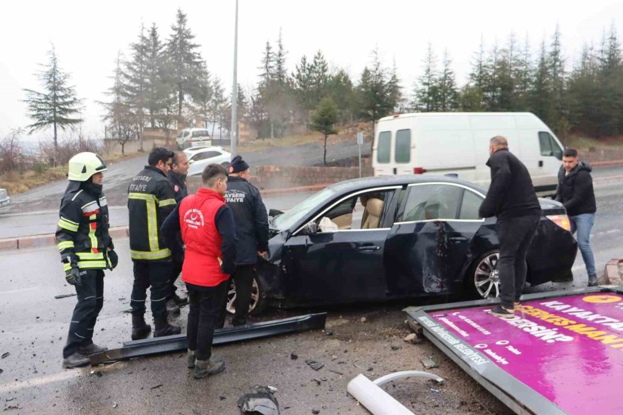 Otomobil İstinat Duvarına Çarptı: 2’si Ağır 4 Yaralı