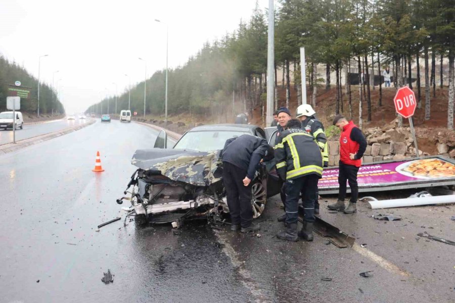 Otomobil İstinat Duvarına Çarptı: 2’si Ağır 4 Yaralı