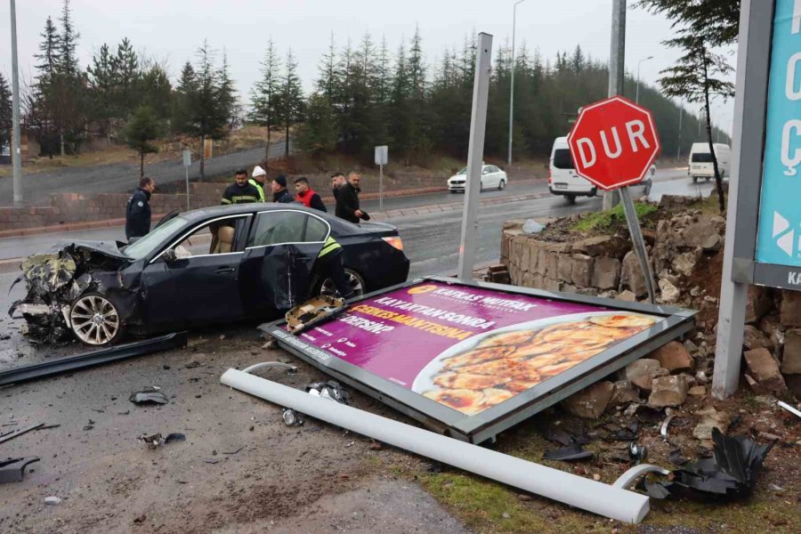 Otomobil İstinat Duvarına Çarptı: 2’si Ağır 4 Yaralı