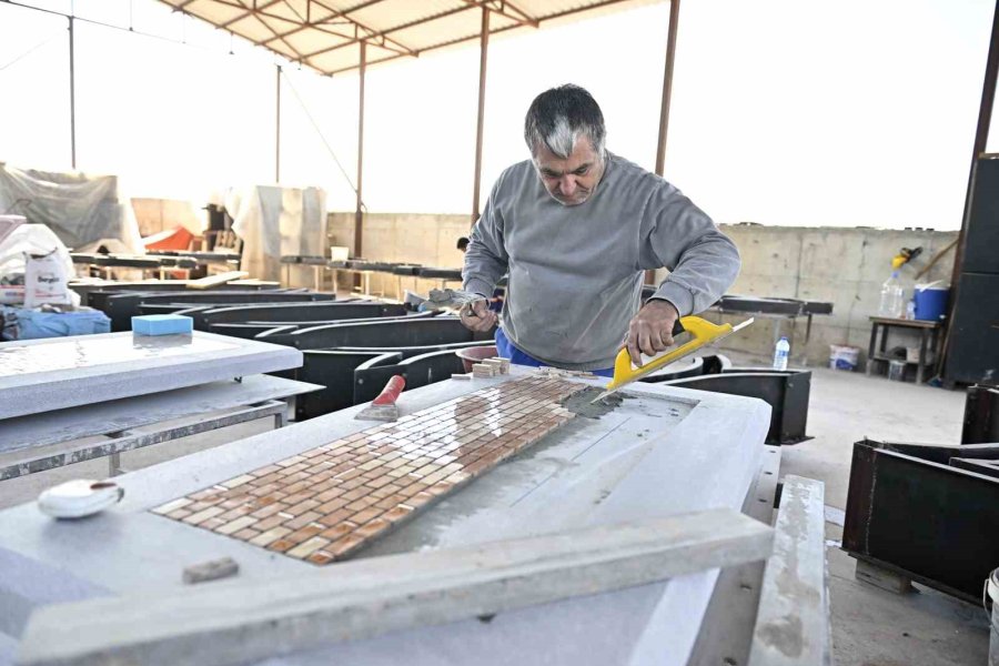 Muratpaşa’dan Tekerlekli Sandalye Kullanımına Uygun Banklar Üretiliyor