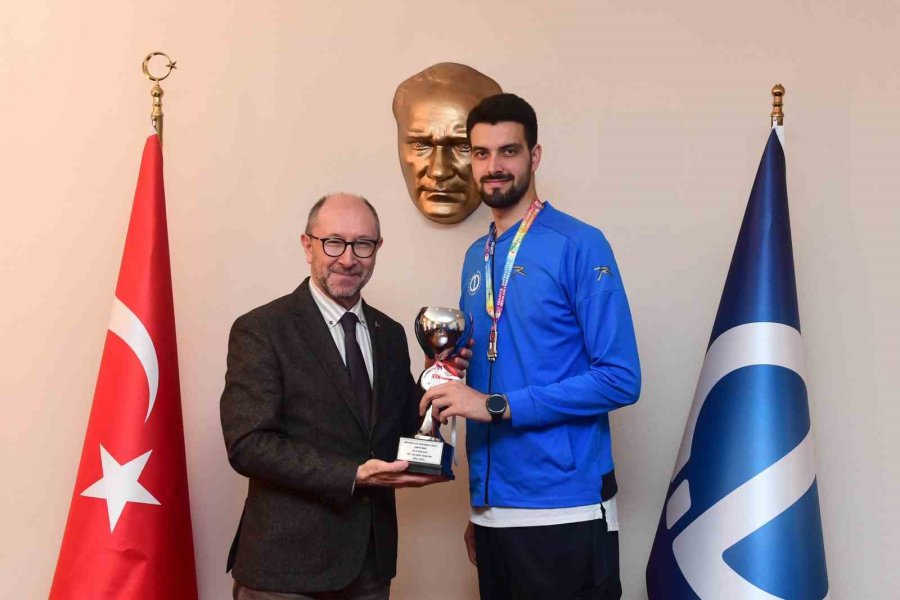 Rektör Erdal, Şampiyon Sporcuları Ağırladı