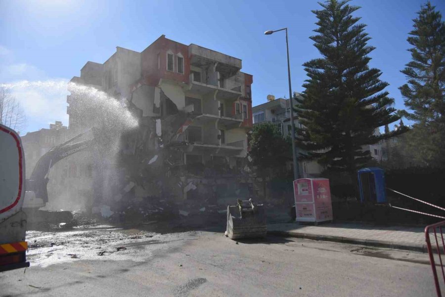 Alanya’da Metruk Binanın Yıkım İşlemi Tamamlandı