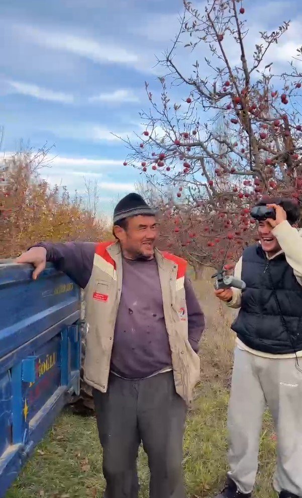 Tarlada Çalışan Babaya ’dron’ Şakası Gülme Krizine Soktu