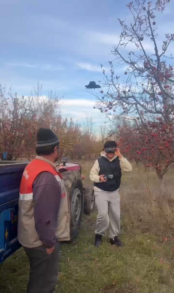 Tarlada Çalışan Babaya ’dron’ Şakası Gülme Krizine Soktu