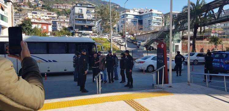 Alanya’da 1 Kişinin Ölümüyle Sonuçlanan Silahlı Saldırıda 11 Şüpheli Adliyeye Getirildi