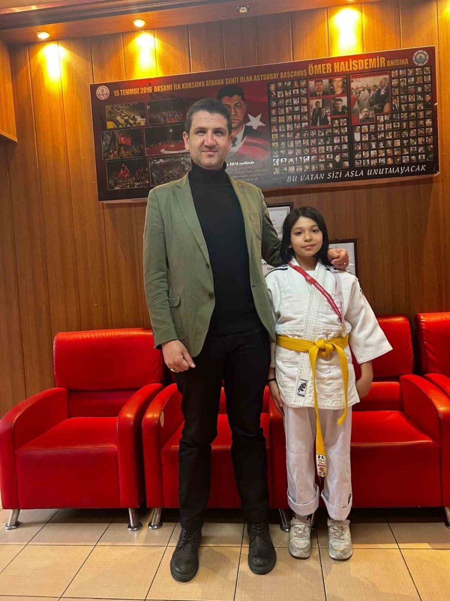 Eskişehir Ticaret Borsası Ortaokulu ‘minikler Kız Judo’ Müsabakalarında Eskişehir İl Birinciliğini Kazandı