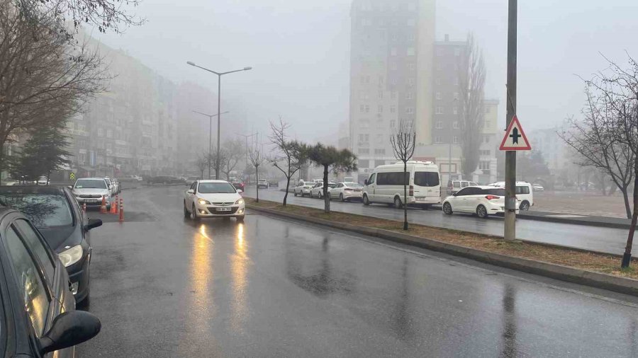 Kayseri Güne Sisle Uyandı: Görüş Mesafesi 10 Metreye Düştü