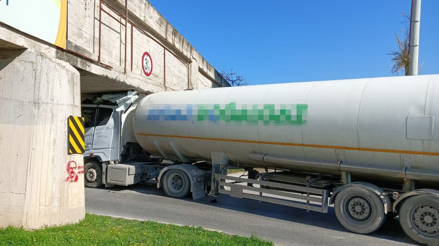 Gaz Tankeri Sulama Kanalı Altına Sıkıştı