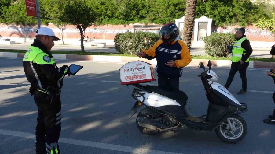 Oyuncak Scooterıyla Uygulamaya Geldi, Polisin Önünde Büyüklerine Ders Verdi