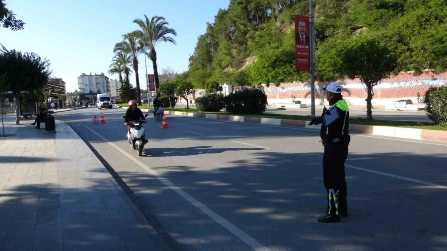 Oyuncak Scooterıyla Uygulamaya Geldi, Polisin Önünde Büyüklerine Ders Verdi