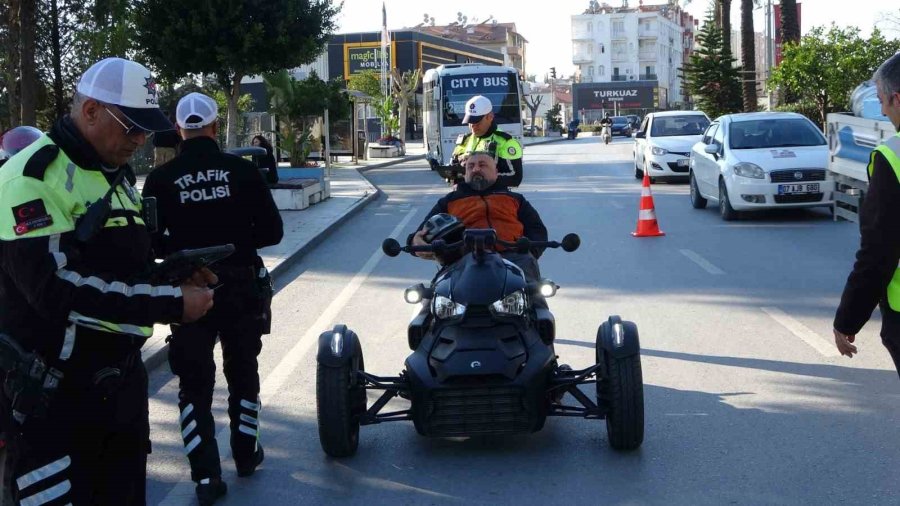 Oyuncak Scooterıyla Uygulamaya Geldi, Polisin Önünde Büyüklerine Ders Verdi