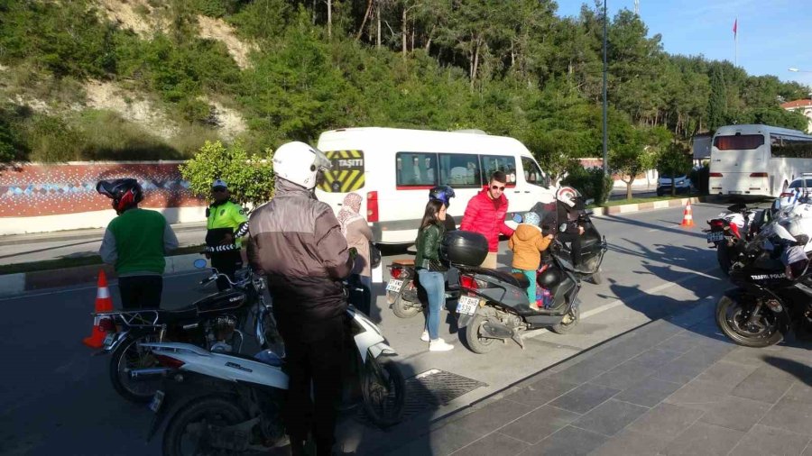 Oyuncak Scooterıyla Uygulamaya Geldi, Polisin Önünde Büyüklerine Ders Verdi