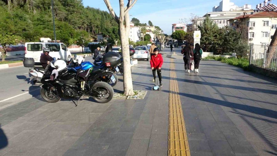 Oyuncak Scooterıyla Uygulamaya Geldi, Polisin Önünde Büyüklerine Ders Verdi