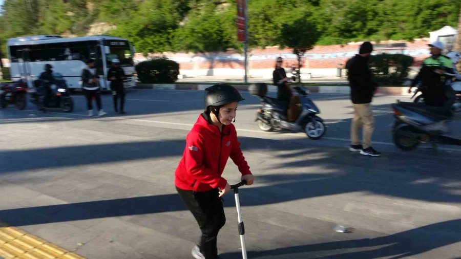 Oyuncak Scooterıyla Uygulamaya Geldi, Polisin Önünde Büyüklerine Ders Verdi