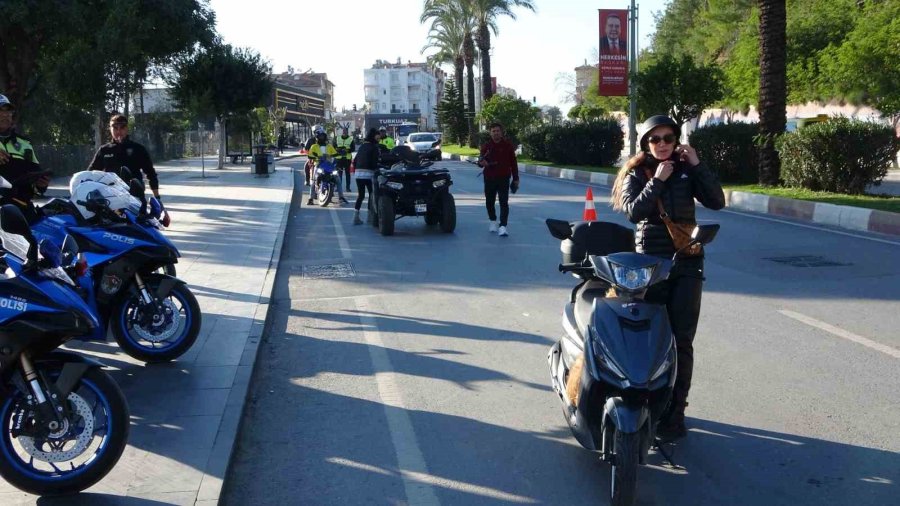 Oyuncak Scooterıyla Uygulamaya Geldi, Polisin Önünde Büyüklerine Ders Verdi